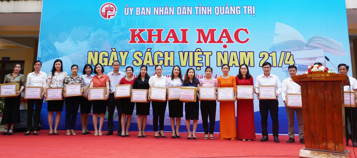 Chương trình Sách hóa nông thôn tỉnh Quảng Trị trao tặng tủ sách cho các trường học